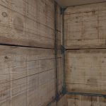 Une salle de bain habillée avec de vrais panneaux de coffrage : l’idée récup qui change tout Angle de salle de bain habillé de panneaux de coffrage récupérés en bois et métal
