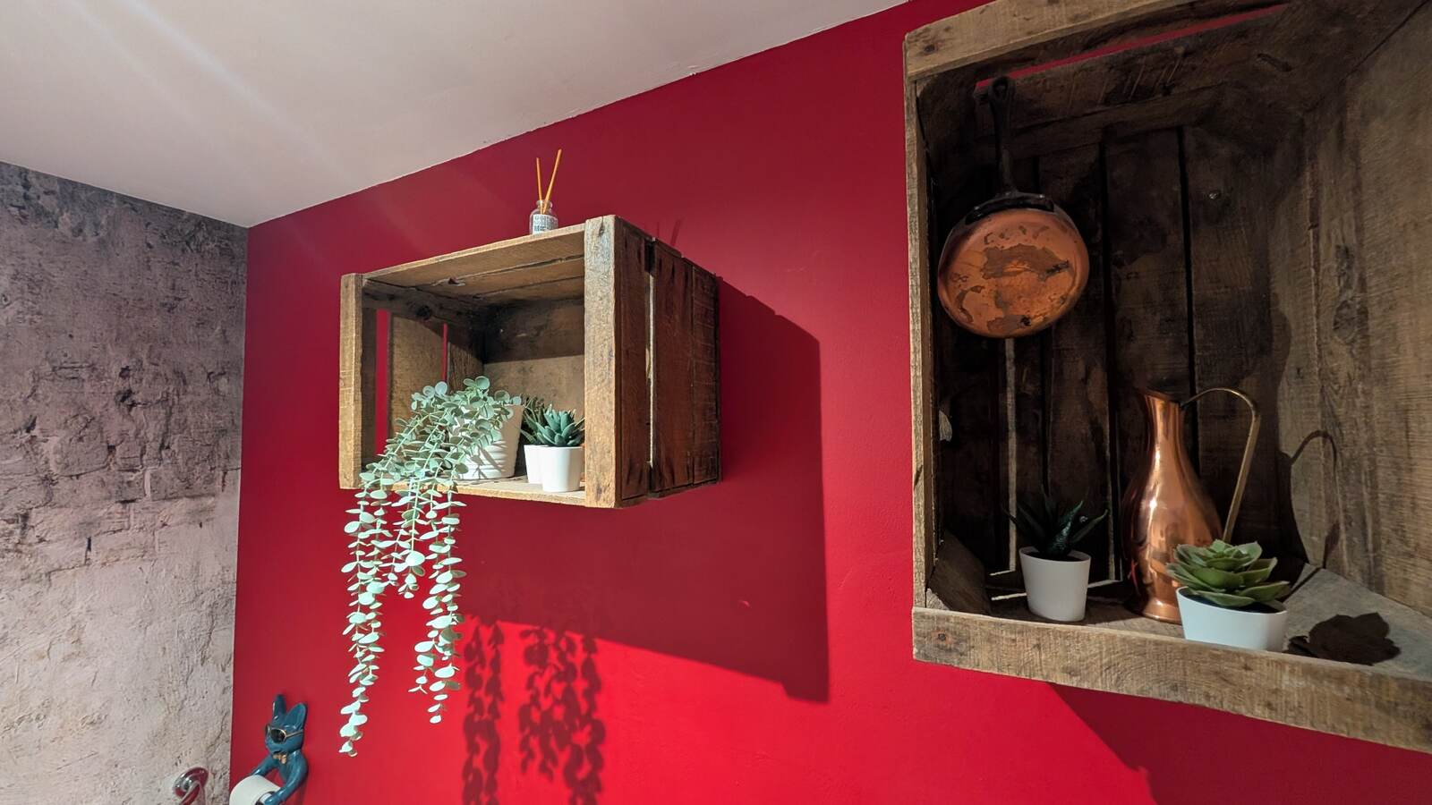 Caisses anciennes en bois transformées en étagères murales