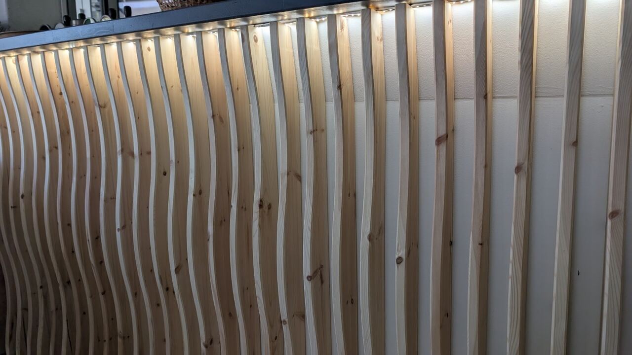 Comptoir terminé avec habillage en bois et éclairage indirect