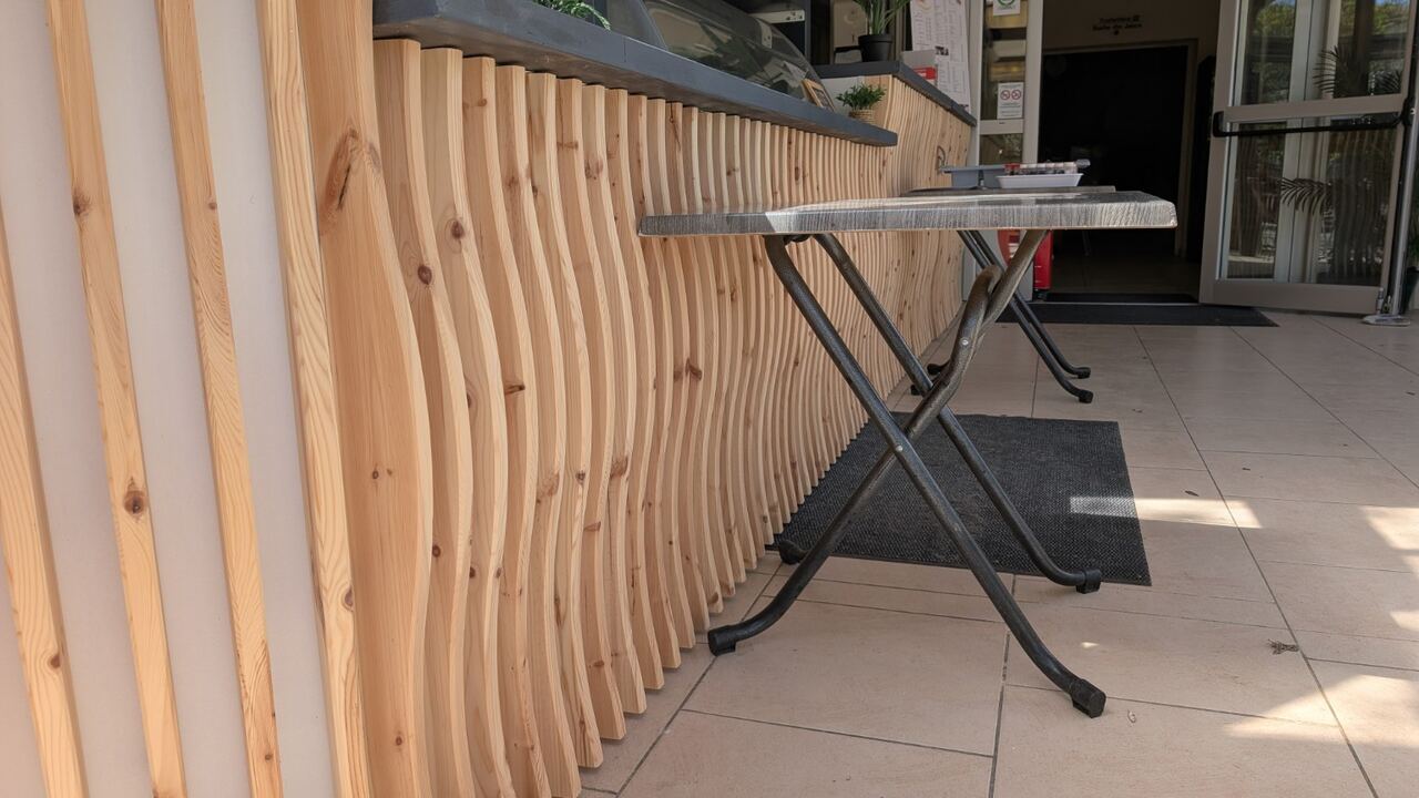 Lames de bois décoratives préparées devant un comptoir