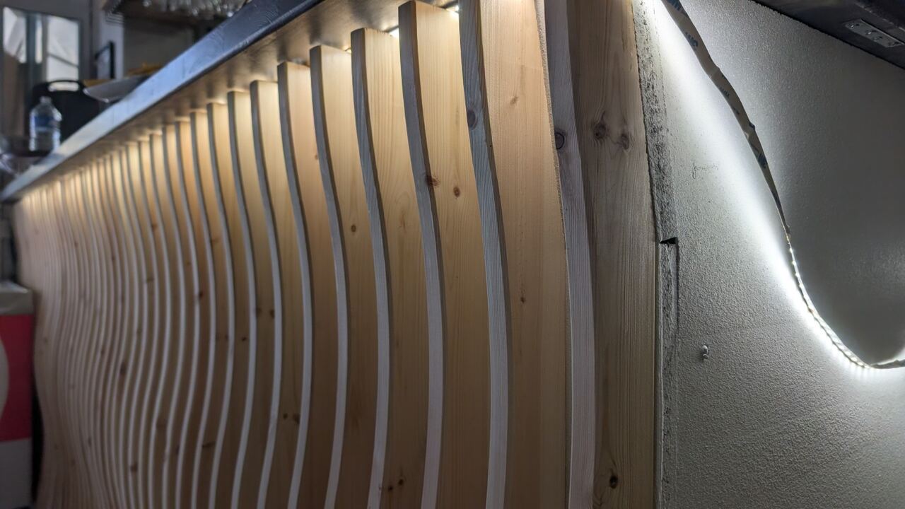 Détail des découpes courbes sur des lames de comptoir en bois