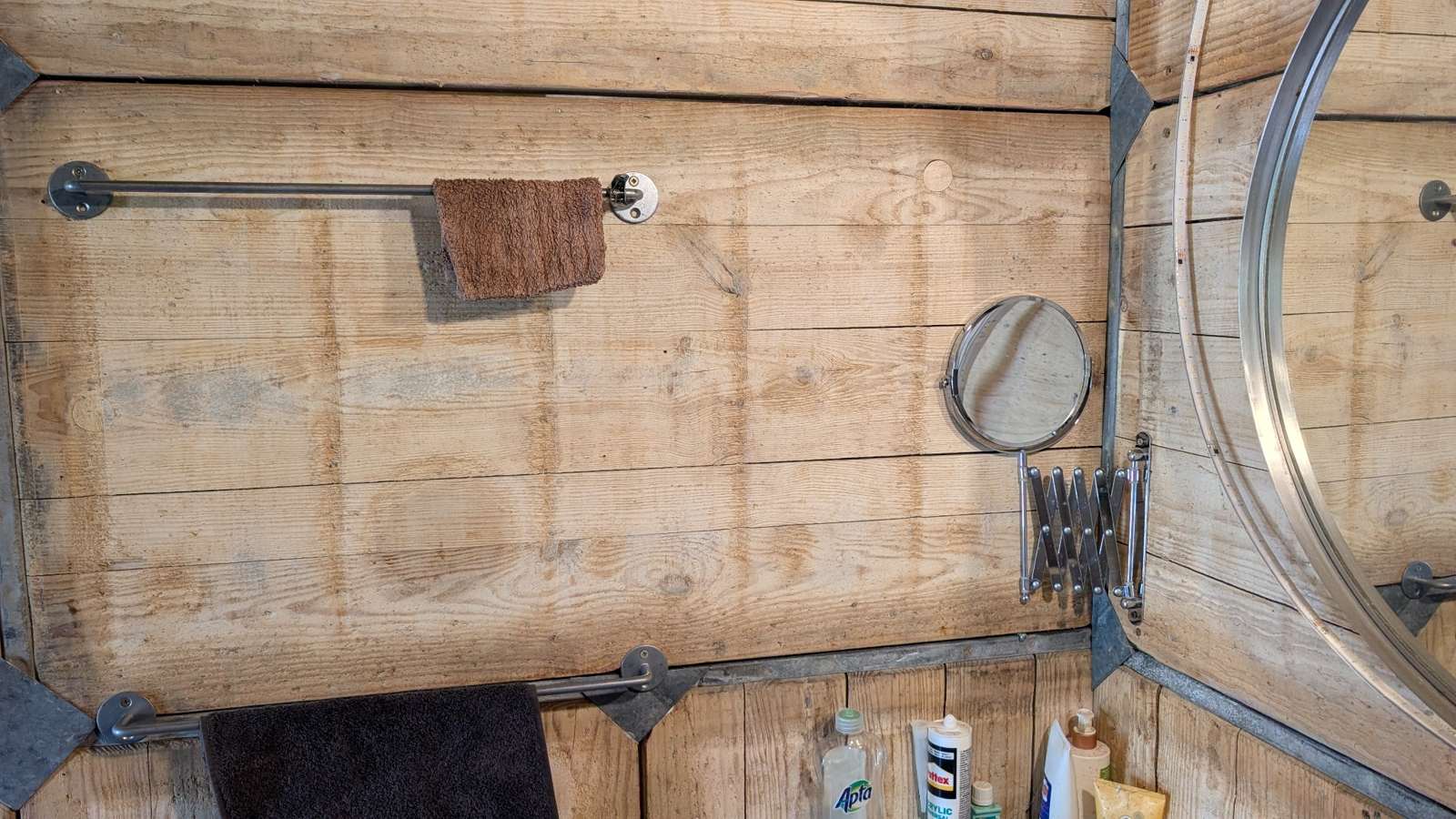 Patine des planches de coffrage et assemblages métalliques