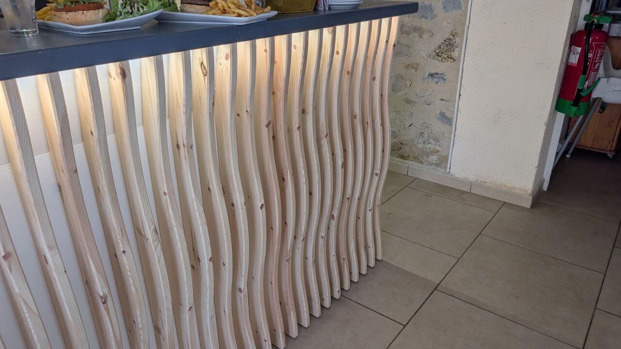 Habillage en lames de bois suivant l’arrondi d’un comptoir
