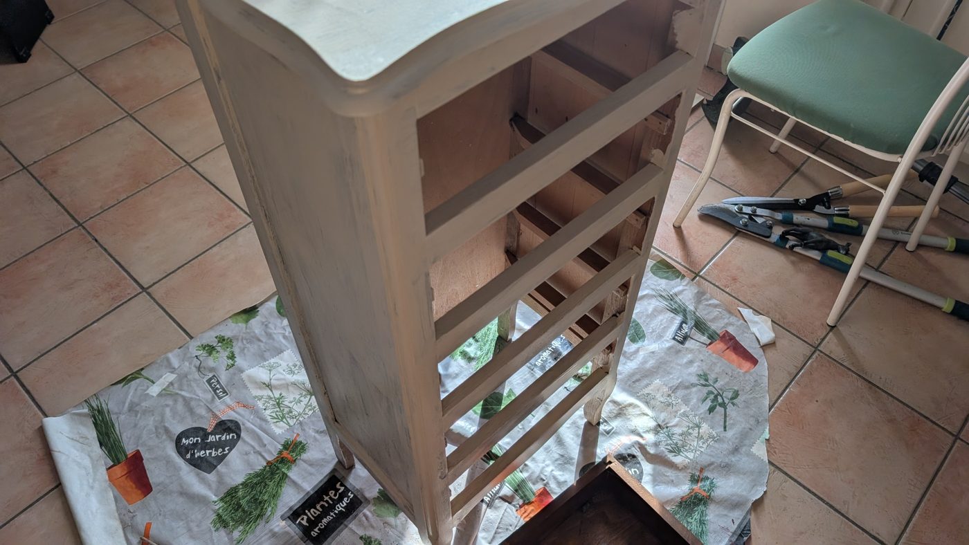 Côté ajouré du meuble en bois à repeindre