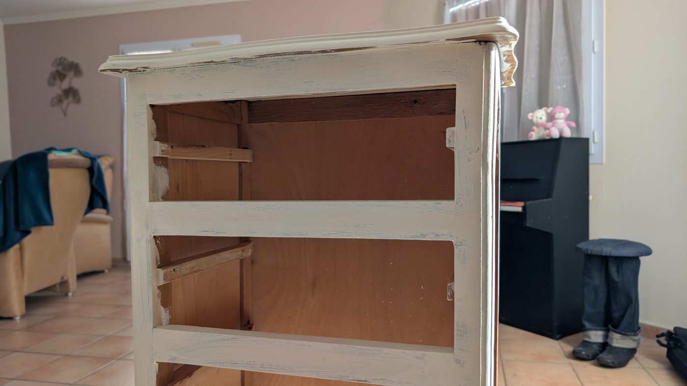 Meuble en bois ajouré en cours de rénovation