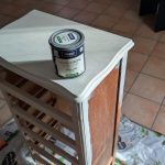 Plateau arrondi d’un vieux meuble en bois repeint en teinte claire