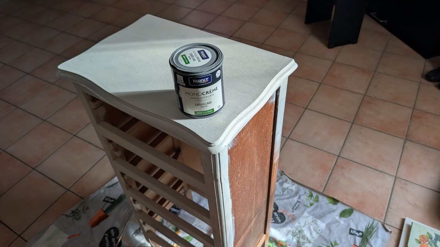 Plateau arrondi du meuble peint en teinte claire