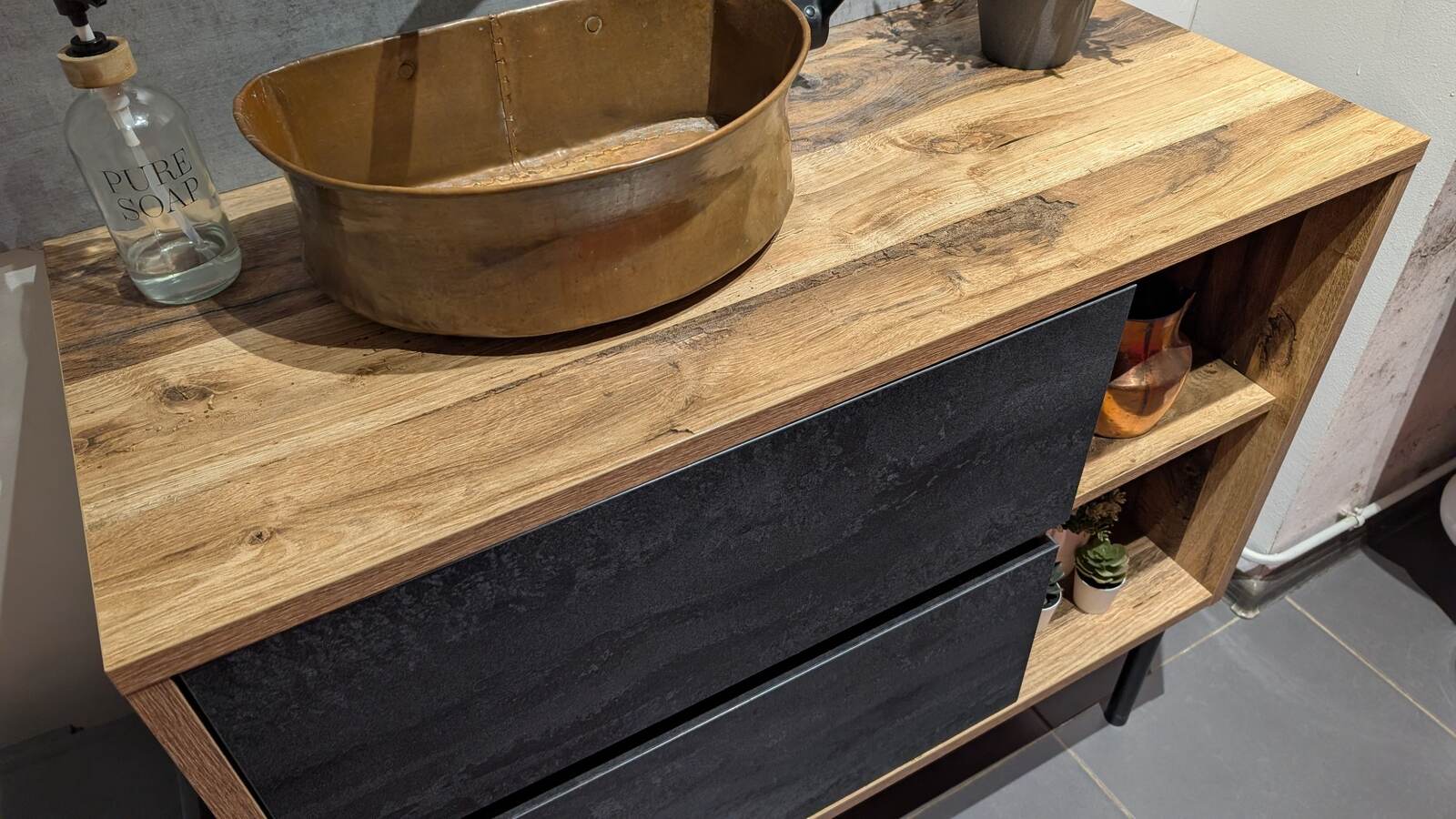 Meuble lave-mains en bois avec façades noires