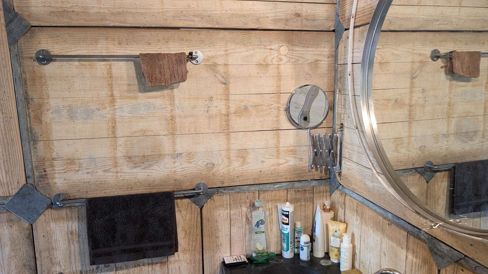 Mur du lavabo habillé de panneaux de coffrage
