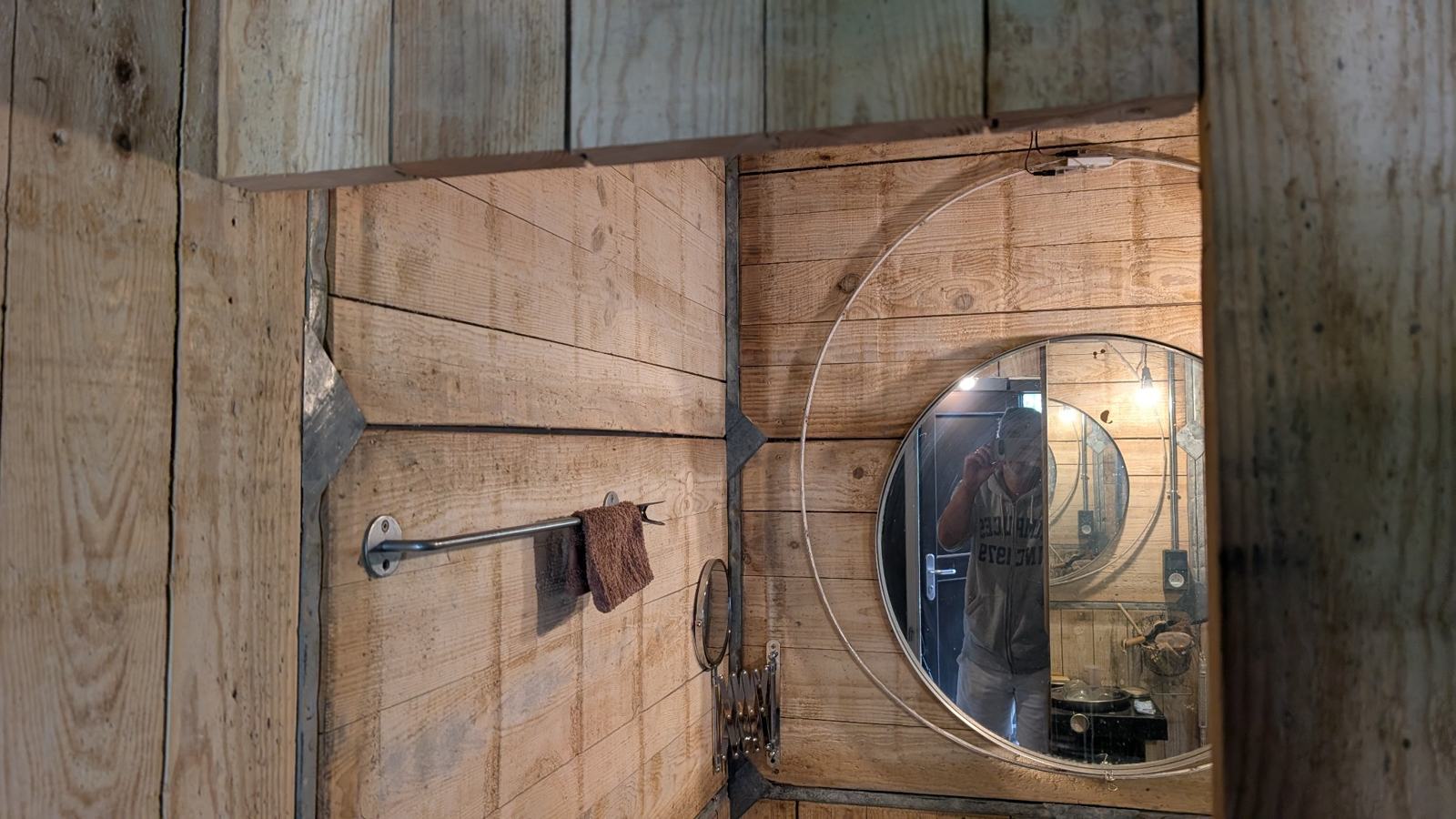 Vue du parement en panneaux de coffrage et du miroir rond