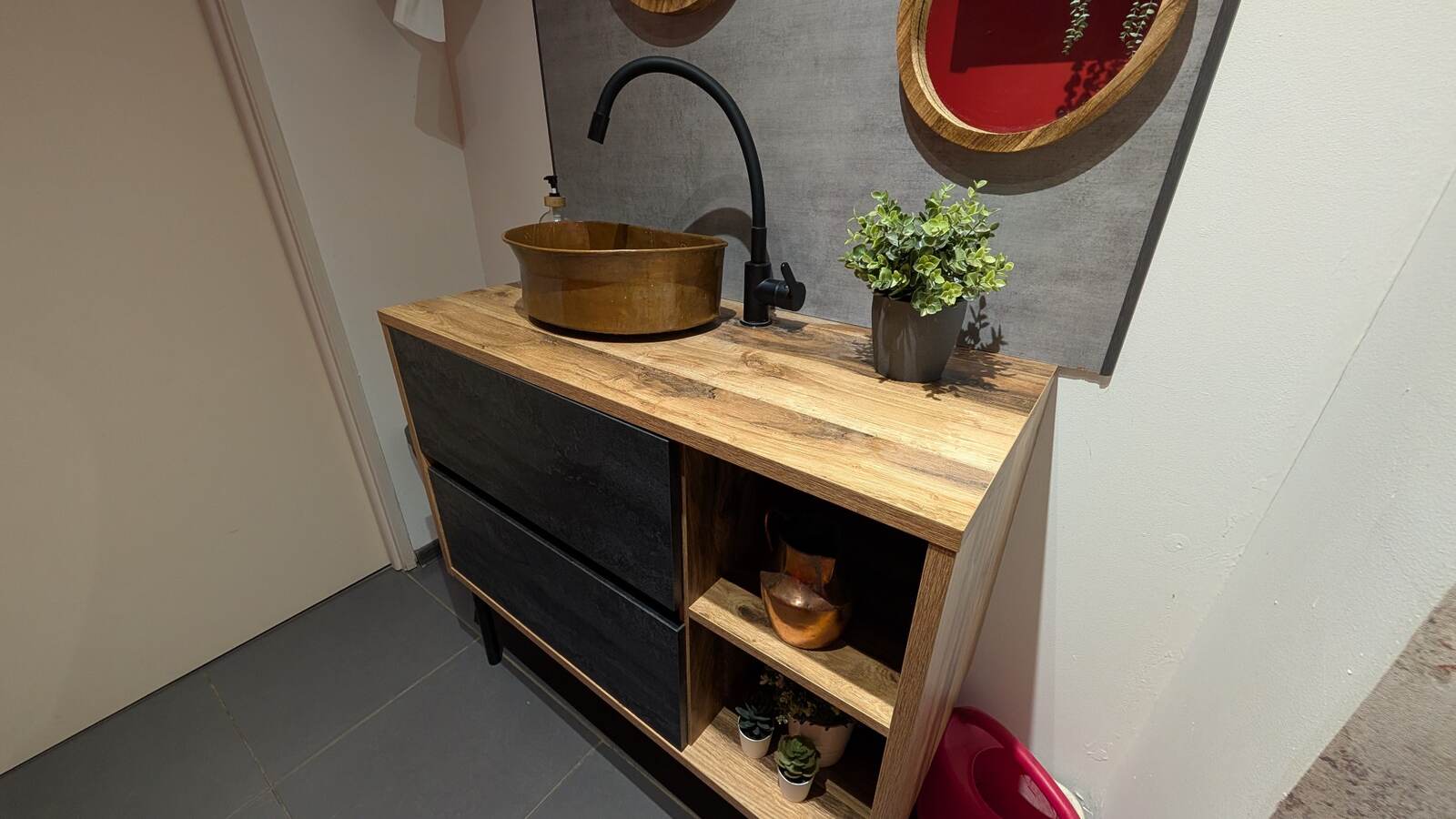 Meuble de WC avec rangement fermé et niches ouvertes