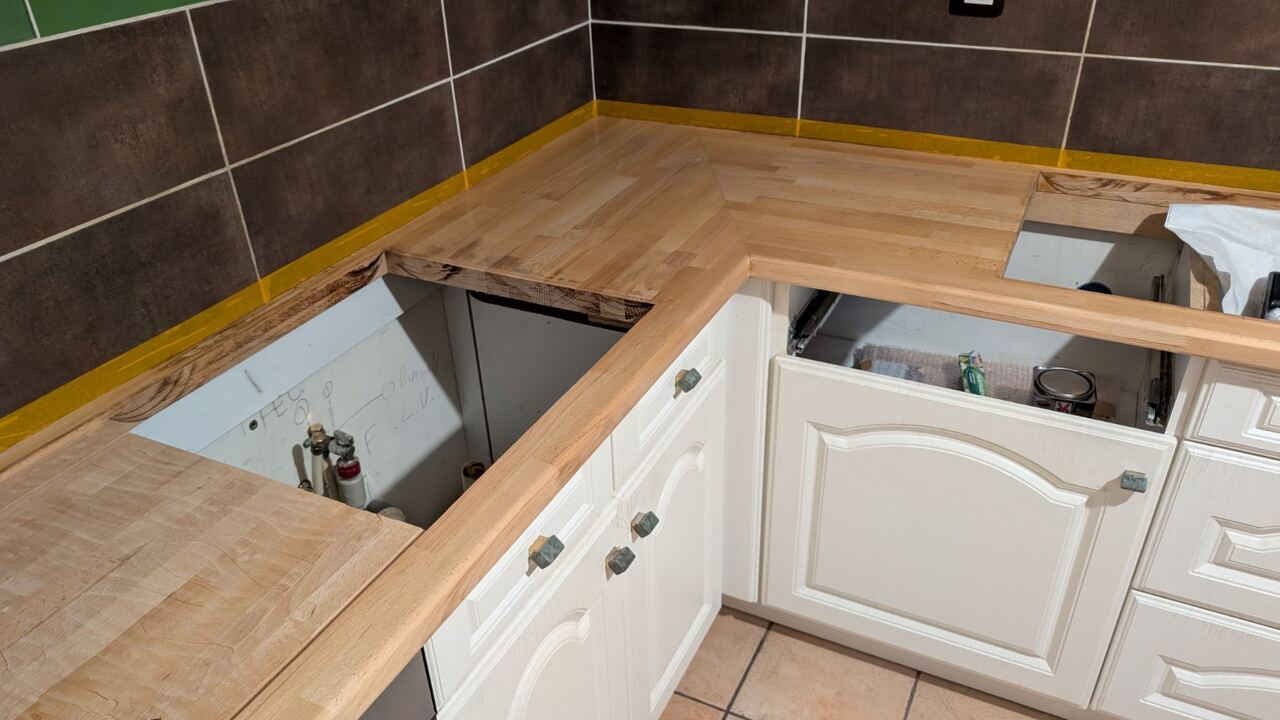 Plan de travail en bois poncé avant rénovation