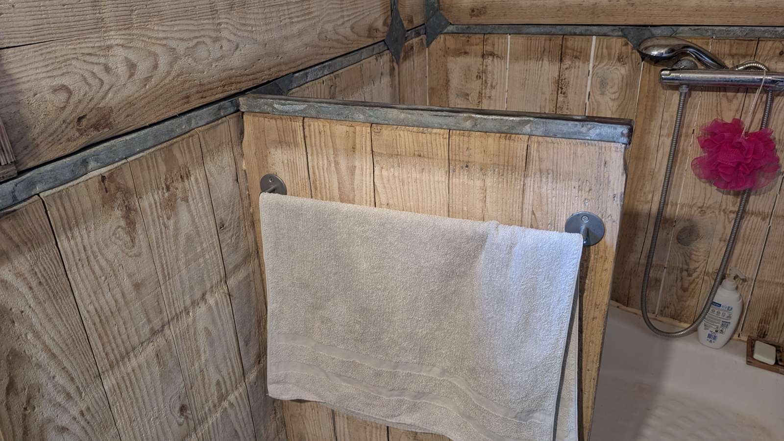 Bois de coffrage et douche : l’exposition à l’eau demande une attention particulière