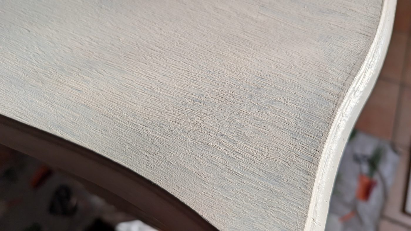 Détail de la texture du plateau peint